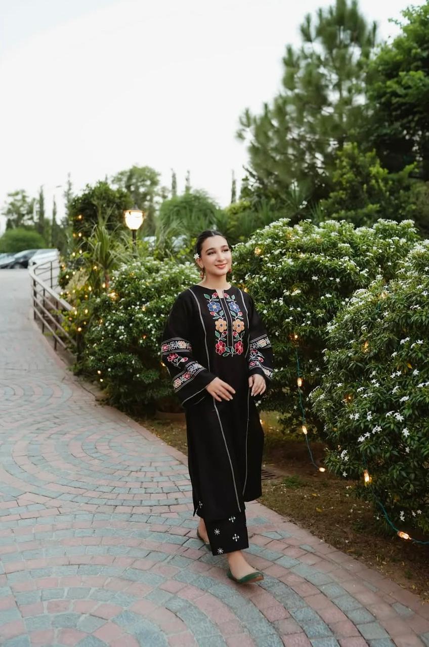 Decent Black Emb 2Pcs