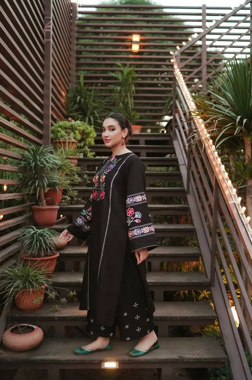 Decent Black Emb 2Pcs